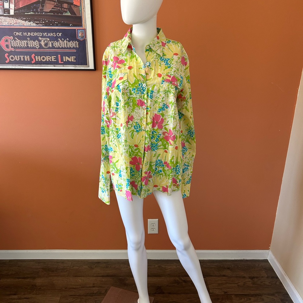 LILLY PULITZER yellow floral pattern “resort fit” button down shirt